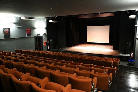La sala da 200 posti del Teatro dell’arca, sede della compagnia teatrale «Scatenati», ospita rappresentazioni, laboratori, convegni in rapporto con la città (foto Roberto Materassi)