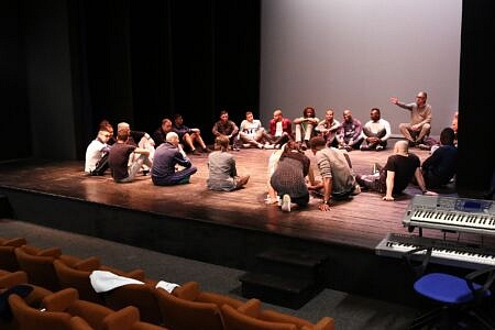 Il palcoscenico del Teatro dell’arca durante una prova (foto Roberto Materassi)