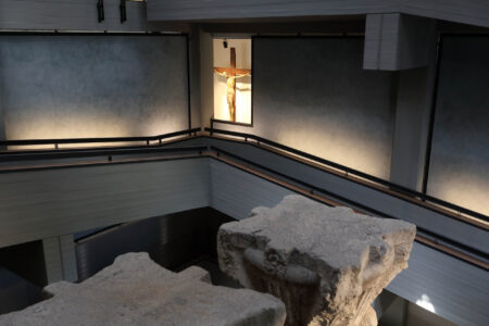 MuMe, Messina, rampa Padiglione B con Capitelli (ex Duomo Messina) e Crocifisso ligneo di ignoto (XIV-XV sec), foto Parrinello